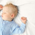 Jak układać niemowlę do snu? Najlepsza pozycja dla noworodka